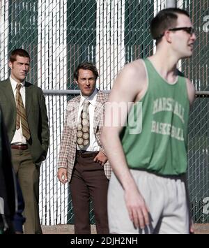 Exclusif !! Les acteurs Matthew Fox, deuxième à partir de la gauche, et Matthew McConaughey, deuxième à partir de la droite, dépeignent respectivement les anciens entraîneurs Marshall Red Dawson et Jack Lengyel et les joueurs de basket-ball Marshall LaVar carter, à gauche, Et Mark Patton, à droite, dépeignent 1971 joueurs de basket-ball Marshall lors du tournage de « We Aare Marshall », le mardi 4 avril 2006, près de Twin Towers sur le campus de Marshall à Huntington, en Virginie Banque D'Images