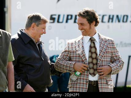 Exclusif !! L'acteur Matthew McConaughey, à droite, plaisanta avec l'ancien entraîneur de football Marshall Jack Lengyel sur les modes portés au début des années 1970 alors que la paire attendait sur le tournage du film « We Are Marshall » le mardi 4 avril 2006, près de Twin Towers sur le campus de Marshall à Huntington, dans le W.va McConaughey dépeint Lengyel, nommé entraîneur de football en tête à la suite de l'accident d'avion de 1970 qui a tué 75 membres de la communauté et de l'équipe de football. Banque D'Images