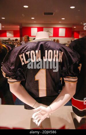 Sir Elton John et son associé, David meubler, ont ouvert LE PLACARD D'ELTON au profit de la Fondation Elton John AIDS. Hot off les racks, une vente publique de cinq jours de vêtements de leurs penderies personnelles! Rockefeller Center, NY, NY 04/11/06. Banque D'Images