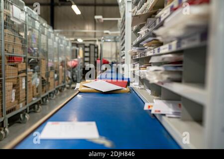 Lettres sur un cadre de tri, une table et des étagères dans un centre de tri de la distribution du courrier. Service postal, bureau de poste à l'intérieur Banque D'Images