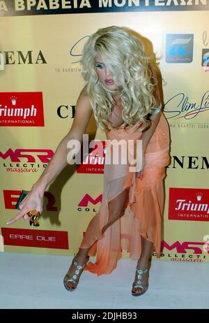 Busty Victoria Silvstedt a été un invité de célébrité du designer Panos Zinas pour les Greek Models Awards 2006. Elle a reçu son prix à l'Hôtel Caravel où le spectacle a eu lieu. Et partit la nuit au Club 22, Athènes, Grèce, 2/15/06 Banque D'Images