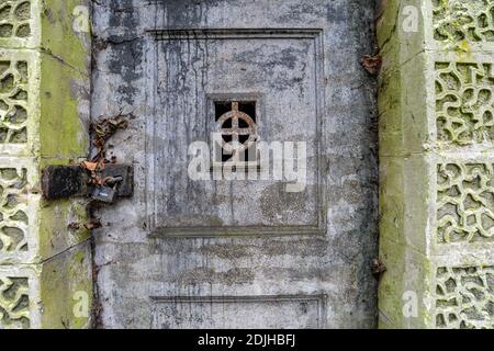 London/UK. 12.2.20. An old crypt door in the atmospheric western part of Highgate Cemetery in north London Stock Photo