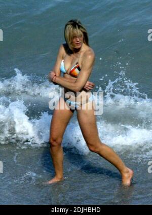 Exclusif !! Marla Maples est toujours très belle sur 42. La mannequin/actrice et ancienne femme de Donald Trump a fait une pause sur Miami Beach tout en discutant avec des amis avant de se rafraîchir dans l'océan, 4/14/06. Banque D'Images