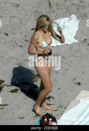 Exclusif !! Marla Maples est toujours très belle sur 42. La mannequin/actrice et ancienne femme de Donald Trump a fait une pause sur Miami Beach tout en discutant avec des amis avant de se rafraîchir dans l'océan, 4/14/06. Banque D'Images