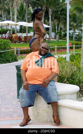 Exclusif !! Ruben Studard, lauréat américain d'Idol, se promène sur Miami Beach et attire une attention particulière de la part des dames. 5/10/06 Banque D'Images