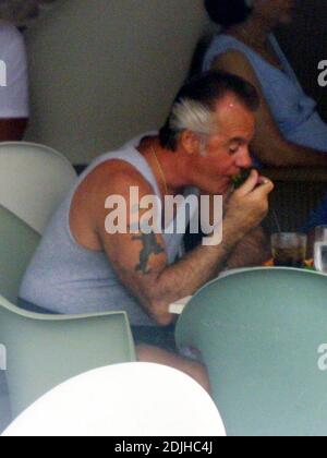 Exclusif !! Tony Sirico, mieux connu sous le nom de Pauly Walnuts de l'émission télévisée à succès « The Sopranos », se déchaîne dans un hôtel branché de Miami Beach, 5/10/06 [[kas mab]] Banque D'Images