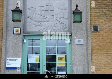 Œuvre signée en date de 1988 sur un bâtiment d'éducation des adultes à Göteborg Banque D'Images