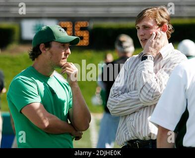 Exclusif !! Matthew McConaughey discute avec l'entraîneur de football Marshall Mark Snyder et l'ancien quarterback Marshall Chad Pennington lors de l'entraînement de football de printemps de Marshall, le mardi 18 avril 2006, au stade Joan C. Edwards à Huntington, en Virginie McConaughey est à Huntington en train de filmer « We are Marshall ». Pennington, maintenant avec les New York Jets, est en ville de se réunir avec d'anciens coéquipiers de l'équipe de championnat nationale de la division I-AA de 1996. 4/18/06 Banque D'Images