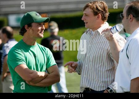 Exclusif !! Matthew McConaughey discute avec l'entraîneur de football Marshall Mark Snyder et l'ancien quarterback Marshall Chad Pennington lors de l'entraînement de football de printemps de Marshall, le mardi 18 avril 2006, au stade Joan C. Edwards à Huntington, en Virginie McConaughey est à Huntington en train de filmer « We are Marshall ». Pennington, maintenant avec les New York Jets, est en ville de se réunir avec d'anciens coéquipiers de l'équipe de championnat nationale de la division I-AA de 1996. 4/18/06 Banque D'Images