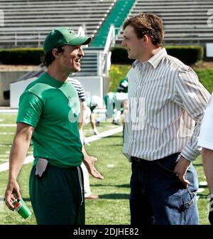 Exclusif !! Matthew McConaughey discute avec l'entraîneur de football Marshall Mark Snyder et l'ancien quarterback Marshall Chad Pennington lors de l'entraînement de football de printemps de Marshall, le mardi 18 avril 2006, au stade Joan C. Edwards à Huntington, en Virginie McConaughey est à Huntington en train de filmer « We are Marshall ». Pennington, maintenant avec les New York Jets, est en ville de se réunir avec d'anciens coéquipiers de l'équipe de championnat nationale de la division I-AA de 1996. 4/18/06 Banque D'Images