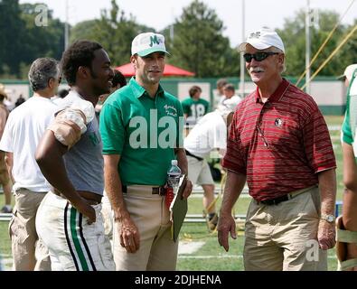 Exclusif !! Matthew McConaughey, au centre, présentant l'entraîneur de football Marshall Jack Lengyel célèbre le toucher de son équipe contre Xavier le vendredi 9 juin 2006, lors du tournage de « We are Marshall » au stade Herndon, au Morris Brown College d'Atlanta, GA. Le film dépeint le combat pour maintenir le programme de football de Marshall à la suite de l'accident d'avion de 1970 qui a fait 75 morts, y compris des joueurs de football Marshall, des entraîneurs, des membres de la communauté et des équipages de conduite. Banque D'Images