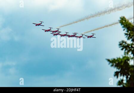 L'escadron de démonstration aérienne des Snowbirds de la Force aérienne royale du Canada En formation sur une zone suburbaine en Alberta Canada Banque D'Images