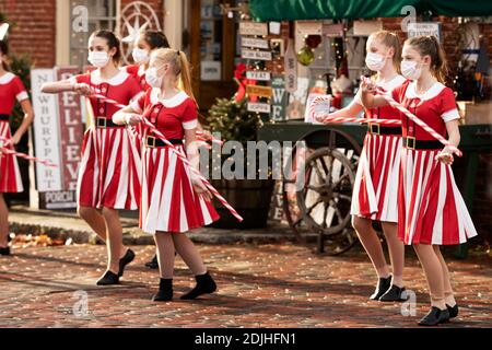 Les adolescentes effectuent une danse de Noël en portant des masques dans le quartier historique de Newburyport, Massachusetts, États-Unis, en décembre 2020. Banque D'Images