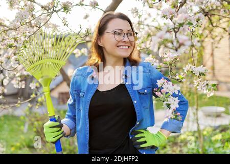 Jardinage de printemps, portrait de femme mûre souriante avec râteau Banque D'Images