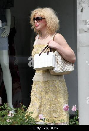 Exclusif !! Courtney adore faire du shopping. La chanteuse a passé une heure à essayer différentes tenues à Stella McCartney à Beverly Hills, ca. 5/12/06 Banque D'Images