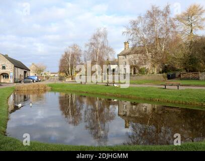 Village étang dans le populaire village de fabrication de fromage de Hartington Dans le parc national de Peak District Banque D'Images