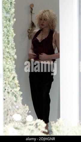 Exclusif !! Courtney adore faire du shopping. La chanteuse a passé une heure à essayer différentes tenues à Stella McCartney à Beverly Hills, ca. 5/12/06 Banque D'Images