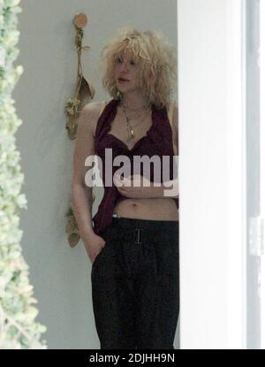 Exclusif !! Courtney adore faire du shopping. La chanteuse a passé une heure à essayer différentes tenues à Stella McCartney à Beverly Hills, ca. 5/12/06 Banque D'Images