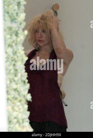 Exclusif !! Courtney adore faire du shopping. La chanteuse a passé une heure à essayer différentes tenues à Stella McCartney à Beverly Hills, ca. 5/12/06 Banque D'Images