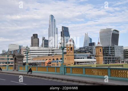 Vue sur la ville de Londres depuis le pont Southwark Banque D'Images