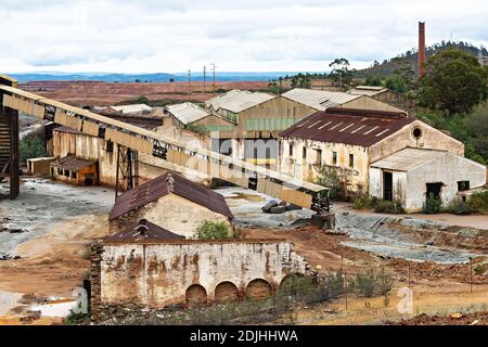 Vestiges d'une mine abandonnée de cuivre, d'or et d'argent dans le village de Tharsis à Huelva, Andalousie, Espagne Banque D'Images