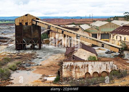 Vestiges d'une mine abandonnée de cuivre, d'or et d'argent dans le village de Tharsis à Huelva, Andalousie, Espagne Banque D'Images