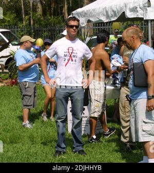 Rupert Everett est Grand Marshall pour AIDS Walk Miami 2006. Le défilé a défilé sur 3.1 kilomètres à travers South Beach et a passé devant des monuments célèbres tels que le Lincoln Theatre, le centre des congrès et le tristement célèbre gay Bar 'Core'. Rupert a également reçu la clé de la ville et a reçu un baiser de M. Miami Beach Michael aller, 4/23/06 Banque D'Images