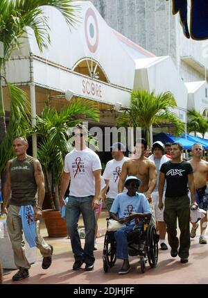 Rupert Everett est Grand Marshall pour AIDS Walk Miami 2006. Le défilé a défilé sur 3.1 kilomètres à travers South Beach et a passé devant des monuments célèbres tels que le Lincoln Theatre, le centre des congrès et le tristement célèbre gay Bar 'Core'. Rupert a également reçu la clé de la ville et a reçu un baiser de M. Miami Beach Michael aller, 4/23/06 Banque D'Images