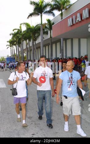 Rupert Everett est Grand Marshall pour AIDS Walk Miami 2006. Le défilé a défilé sur 3.1 kilomètres à travers South Beach et a passé devant des monuments célèbres tels que le Lincoln Theatre, le centre des congrès et le tristement célèbre gay Bar 'Core'. Rupert a également reçu la clé de la ville et a reçu un baiser de M. Miami Beach Michael aller, 4/23/06 Banque D'Images