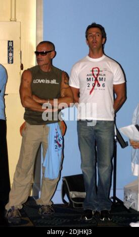 Rupert Everett est Grand Marshall pour AIDS Walk Miami 2006. Le défilé a défilé sur 3.1 kilomètres à travers South Beach et a passé devant des monuments célèbres tels que le Lincoln Theatre, le centre des congrès et le tristement célèbre gay Bar 'Core'. Rupert a également reçu la clé de la ville et a reçu un baiser de M. Miami Beach Michael aller, 4/23/06 Banque D'Images