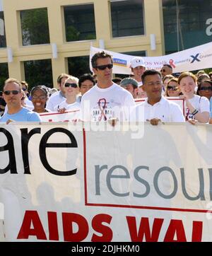 Rupert Everett est Grand Marshall pour AIDS Walk Miami 2006. Le défilé a défilé sur 3.1 kilomètres à travers South Beach et a passé devant des monuments célèbres tels que le Lincoln Theatre, le centre des congrès et le tristement célèbre gay Bar 'Core'. Rupert a également reçu la clé de la ville et a reçu un baiser de M. Miami Beach Michael aller, 4/23/06 Banque D'Images