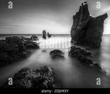 Longue exposition de la plage d'État d'El Matador coucher de soleil avec le Rock dans le fond et les vagues qui se brisent, Malibu, Californie Banque D'Images