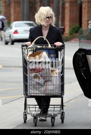 Exclusif !! Kelly Osbourne et son charmant nouvel acteur canadien Kevin Zegers jouent à Malibu, ca. Les deux partaient un week-end romantique à la maison de plage de la famille, mais tout d'abord, Osbourne lui a laissé conduire Bentley de sa mère à l'épicerie où ils ont pris de la nourriture. 4/22/06 Banque D'Images