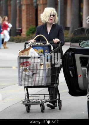 Exclusif !! Kelly Osbourne et son charmant nouvel acteur canadien Kevin Zegers jouent à Malibu, ca. Les deux partaient un week-end romantique à la maison de plage de la famille, mais tout d'abord, Osbourne lui a laissé conduire Bentley de sa mère à l'épicerie où ils ont pris de la nourriture. 4/22/06 Banque D'Images