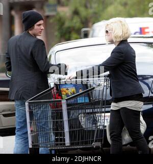 Exclusif !! Kelly Osbourne et son charmant nouvel acteur canadien Kevin Zegers jouent à Malibu, ca. Les deux partaient un week-end romantique à la maison de plage de la famille, mais tout d'abord, Osbourne lui a laissé conduire Bentley de sa mère à l'épicerie où ils ont pris de la nourriture. 4/22/06 Banque D'Images