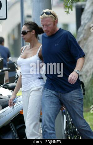 Exclusif !! Boris Becker, un as de tennis, sort de son hôtel de Miami Beach, saisit de l'argent dans un guichet automatique et prend sa petite amie Sharlely Kerssenberg pour un déjeuner espagnol. Le couple a quitté le restaurant dans de bons esprits et est retourné à sa voiture pour continuer leur journée, 6/17/06 Banque D'Images