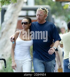 Exclusif !! Boris Becker, un as de tennis, sort de son hôtel de Miami Beach, saisit de l'argent dans un guichet automatique et prend sa petite amie Sharlely Kerssenberg pour un déjeuner espagnol. Le couple a quitté le restaurant dans de bons esprits et est retourné à sa voiture pour continuer leur journée, 6/17/06 Banque D'Images