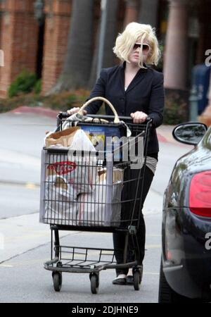 Exclusif !! Kelly Osbourne et son charmant nouvel acteur canadien Kevin Zegers jouent à Malibu, ca. Les deux partaient un week-end romantique à la maison de plage de la famille, mais tout d'abord, Osbourne lui a laissé conduire Bentley de sa mère à l'épicerie où ils ont pris de la nourriture. 4/22/06 Banque D'Images