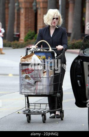 Exclusif !! Kelly Osbourne et son charmant nouvel acteur canadien Kevin Zegers jouent à Malibu, ca. Les deux partaient un week-end romantique à la maison de plage de la famille, mais tout d'abord, Osbourne lui a laissé conduire Bentley de sa mère à l'épicerie où ils ont pris de la nourriture. 4/22/06 Banque D'Images