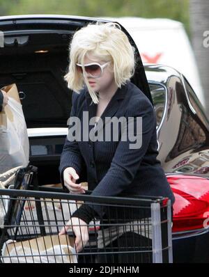 Exclusif !! Kelly Osbourne et son charmant nouvel acteur canadien Kevin Zegers jouent à Malibu, ca. Les deux partaient un week-end romantique à la maison de plage de la famille, mais tout d'abord, Osbourne lui a laissé conduire Bentley de sa mère à l'épicerie où ils ont pris de la nourriture. 4/22/06 Banque D'Images