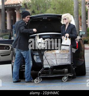 Exclusif !! Kelly Osbourne et son charmant nouvel acteur canadien Kevin Zegers jouent à Malibu, ca. Les deux partaient un week-end romantique à la maison de plage de la famille, mais tout d'abord, Osbourne lui a laissé conduire Bentley de sa mère à l'épicerie où ils ont pris de la nourriture. 4/22/06 Banque D'Images