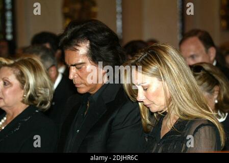 Service commémoratif pour le chanteur latin Rocio Jurado tenu à l'église de St Patrick, Miami Beach, FL. Emilio et Gloria Estefan, divers amis et membres de leur famille, et son mari, José Ortega Cano, veuf, pleuraient ouvertement. 6/17/06 Banque D'Images