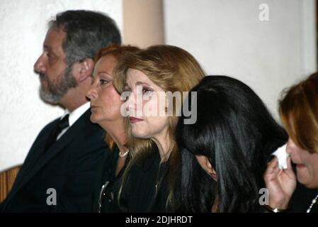 Service commémoratif pour le chanteur latin Rocio Jurado tenu à l'église de St Patrick, Miami Beach, FL. Emilio et Gloria Estefan, divers amis et membres de leur famille, et son mari, José Ortega Cano, veuf, pleuraient ouvertement. 6/17/06 Banque D'Images