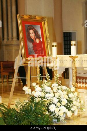 Service commémoratif pour le chanteur latin Rocio Jurado tenu à l'église de St Patrick, Miami Beach, FL. Emilio et Gloria Estefan, divers amis et membres de leur famille, et son mari, José Ortega Cano, veuf, pleuraient ouvertement. 6/17/06 Banque D'Images