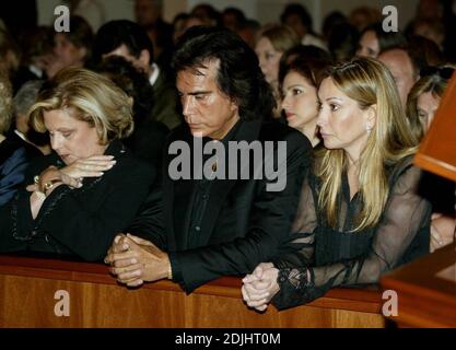 Service commémoratif pour le chanteur latin Rocio Jurado tenu à l'église de St Patrick, Miami Beach, FL. Emilio et Gloria Estefan, divers amis et membres de leur famille, et son mari, José Ortega Cano, veuf, pleuraient ouvertement. 6/17/06 Banque D'Images