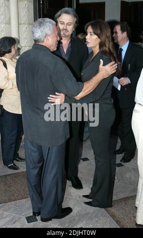 Service commémoratif pour le chanteur latin Rocio Jurado tenu à l'église de St Patrick, Miami Beach, FL. Emilio et Gloria Estefan, divers amis et membres de leur famille, et son mari, José Ortega Cano, veuf, pleuraient ouvertement. 6/17/06 Banque D'Images