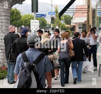 Jennifer est un tel amour! L'actrice attentionnée magasinait sur Robertson Blvd à Los Angeles, en Californie, accompagnée d'un pack de photographes quand on s'est soudainement déclenché et est tombé. Love Hewitt a aidé la photographe féminine à ses pieds et lui a donné un câlin pour s'assurer qu'elle était correcte. « il était vraiment inquiet et très doux », a déclaré un spectateur. L'actrice a même eu une bouteille d'eau portée pour elle. 4/28/06 Banque D'Images