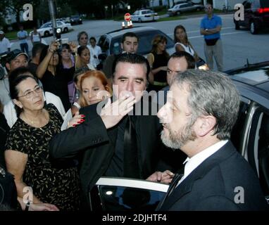 Service commémoratif pour le chanteur latin Rocio Jurado tenu à l'église de St Patrick, Miami Beach, FL. Emilio et Gloria Estefan, divers amis et membres de leur famille, et son mari, José Ortega Cano, veuf, pleuraient ouvertement. 6/17/06 Banque D'Images