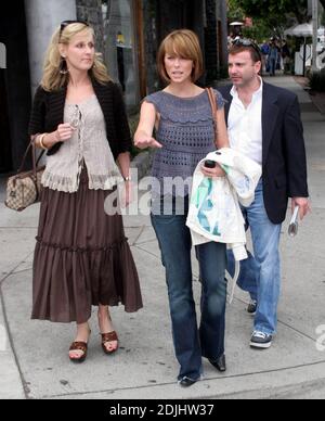 Jennifer est un tel amour! L'actrice attentionnée magasinait sur Robertson Blvd à Los Angeles, en Californie, accompagnée d'un pack de photographes quand on s'est soudainement déclenché et est tombé. Love Hewitt a aidé la photographe féminine à ses pieds et lui a donné un câlin pour s'assurer qu'elle était correcte. « il était vraiment inquiet et très doux », a déclaré un spectateur. L'actrice a même eu une bouteille d'eau portée pour elle. 4/28/06 Banque D'Images