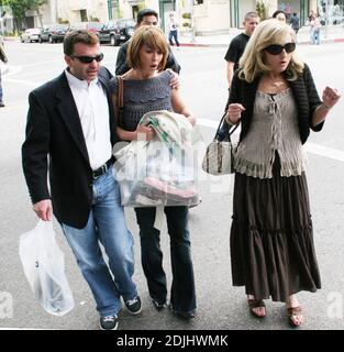 Jennifer est un tel amour! L'actrice attentionnée magasinait sur Robertson Blvd à Los Angeles, en Californie, accompagnée d'un pack de photographes quand on s'est soudainement déclenché et est tombé. Love Hewitt a aidé la photographe féminine à ses pieds et lui a donné un câlin pour s'assurer qu'elle était correcte. « il était vraiment inquiet et très doux », a déclaré un spectateur. L'actrice a même eu une bouteille d'eau portée pour elle. 4/28/06 Banque D'Images